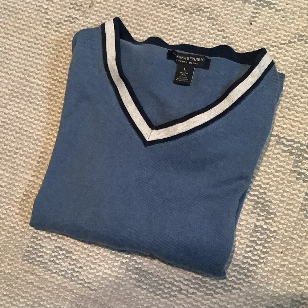 Banana Republic Luxury Blend V-neck Sweater in Blue with White Trim Sz L